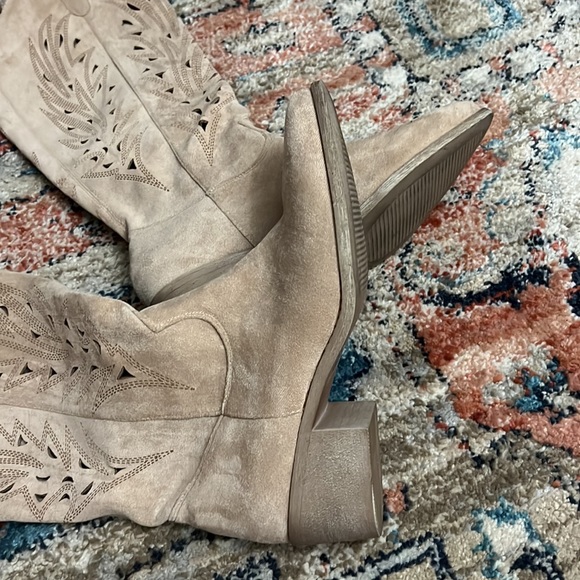 Boots - Picture 4 of 7